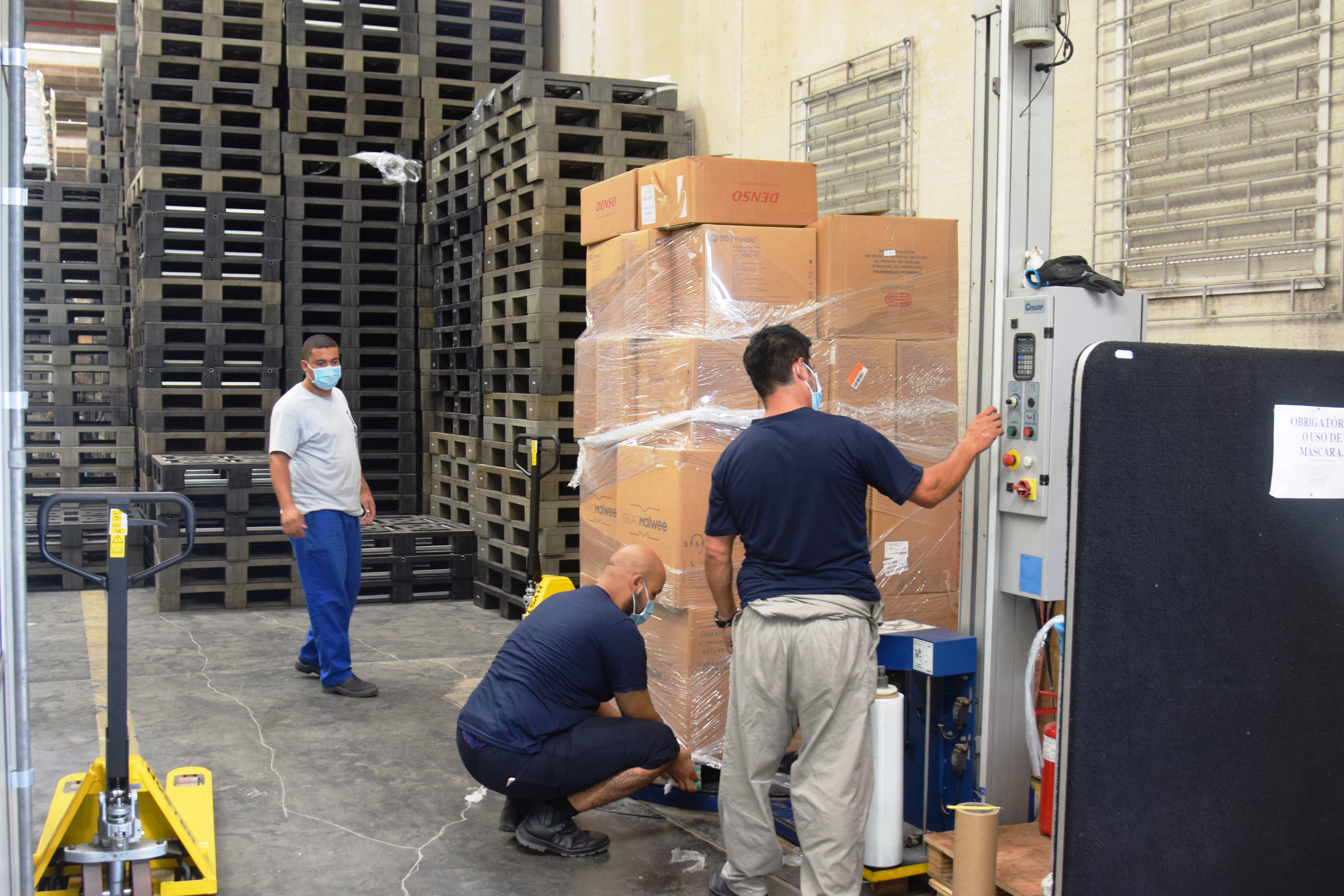 Paraná começa a distribuição de 2,2 milhões de itens para a vacinação da Covid-19