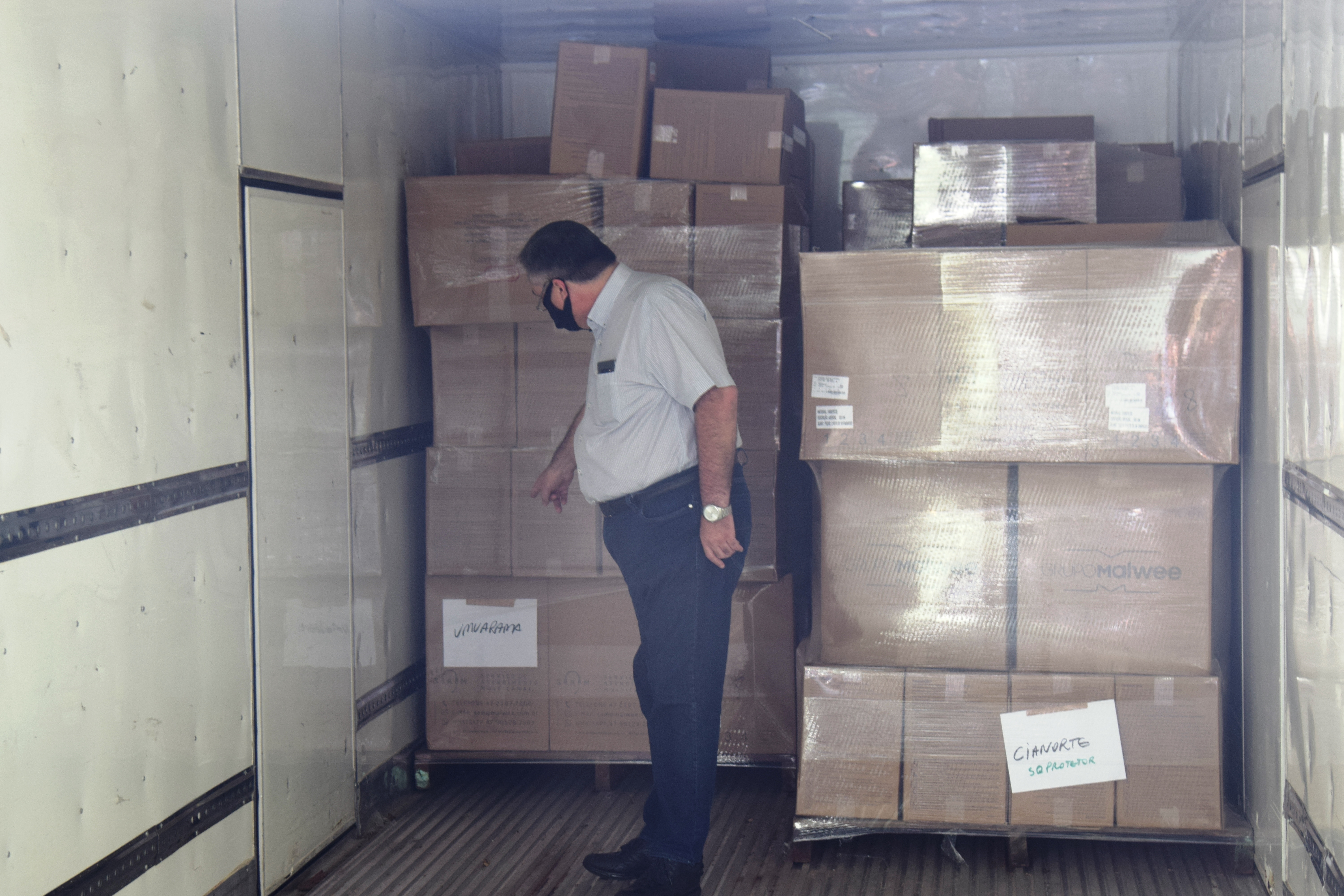 Paraná começa a distribuição de 2,2 milhões de itens para a vacinação da Covid-19