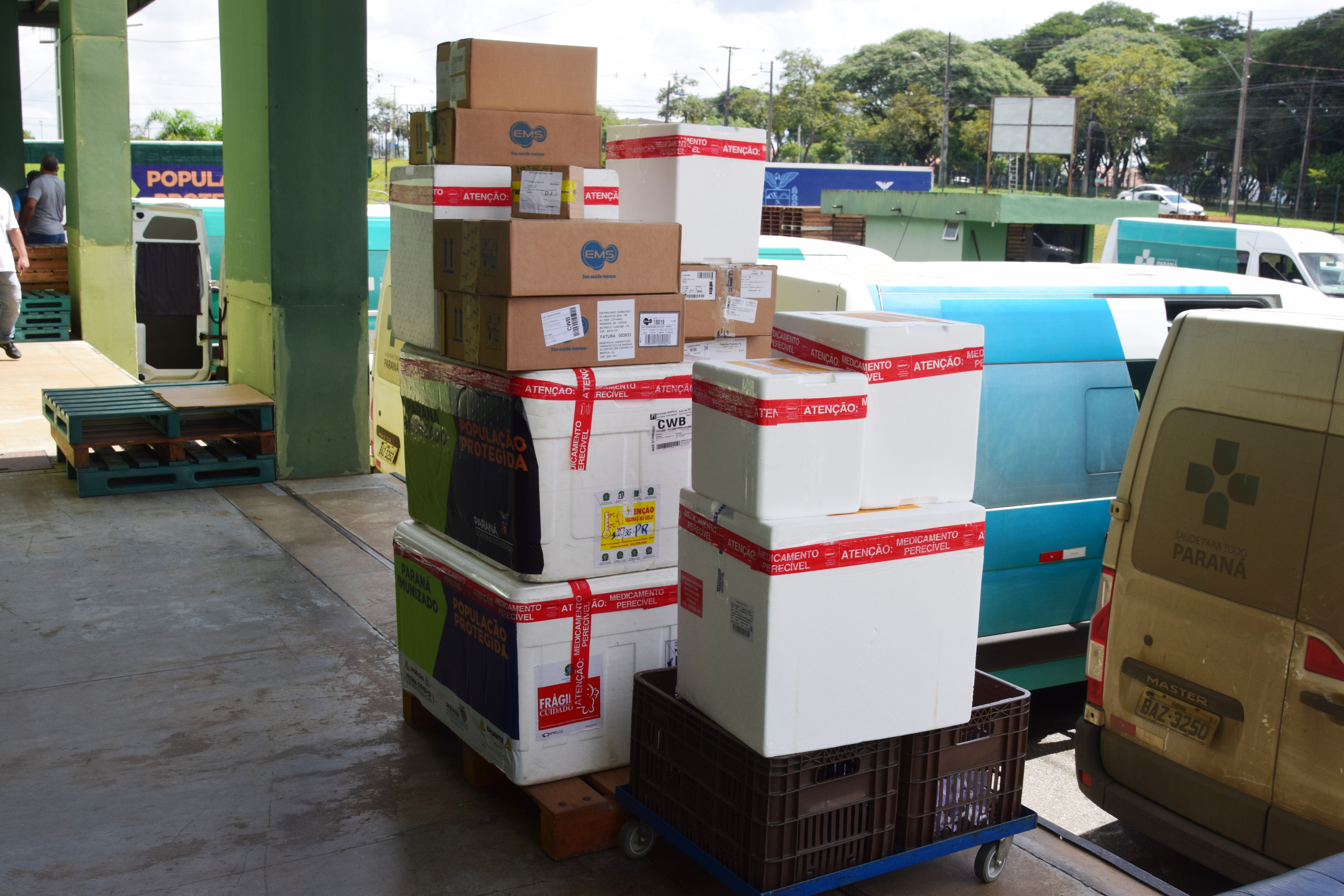 Saúde distribui medicamentos de kit de intubação para 31 hospitais do Paraná