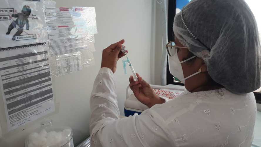 Idosos de 67 a 70 anos sendo vacinados em São Pedro do Ivaí.