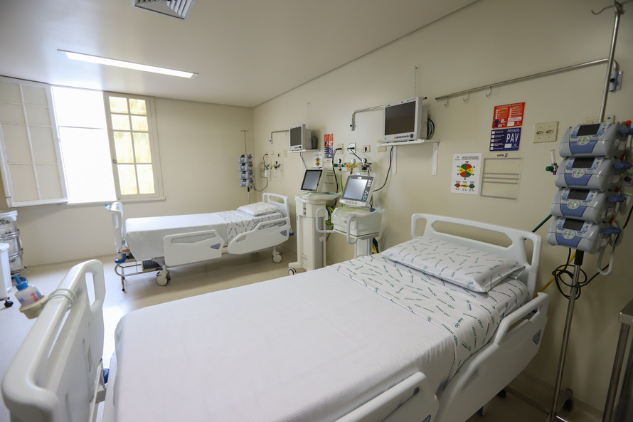 O governador Carlos Massa Ratinho Junior visita nesta quarta-feira (14) o Hospital Regional São Sebastião, na Lapa. A Secretaria de Estado da Saúde disponibiliza seis leitos de UTI no hospital. A unidade já conta com 40 leitos de enfermaria na estratégia de combate à Covid-19.