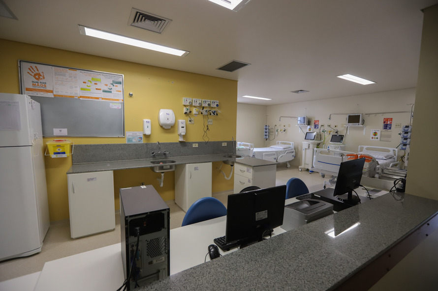 O governador Carlos Massa Ratinho Junior visita nesta quarta-feira (14) o Hospital Regional São Sebastião, na Lapa. A Secretaria de Estado da Saúde disponibiliza seis leitos de UTI no hospital. A unidade já conta com 40 leitos de enfermaria na estratégia de combate à Covid-19.