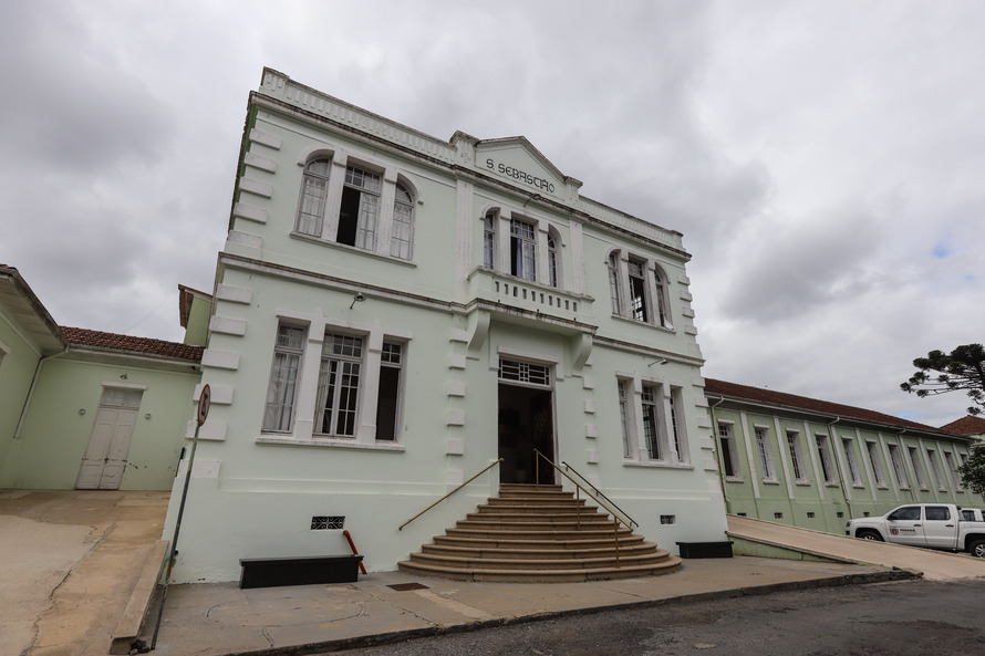 O governador Carlos Massa Ratinho Junior visita nesta quarta-feira (14) o Hospital Regional São Sebastião, na Lapa. A Secretaria de Estado da Saúde disponibiliza seis leitos de UTI no hospital. A unidade já conta com 40 leitos de enfermaria na estratégia de combate à Covid-19.