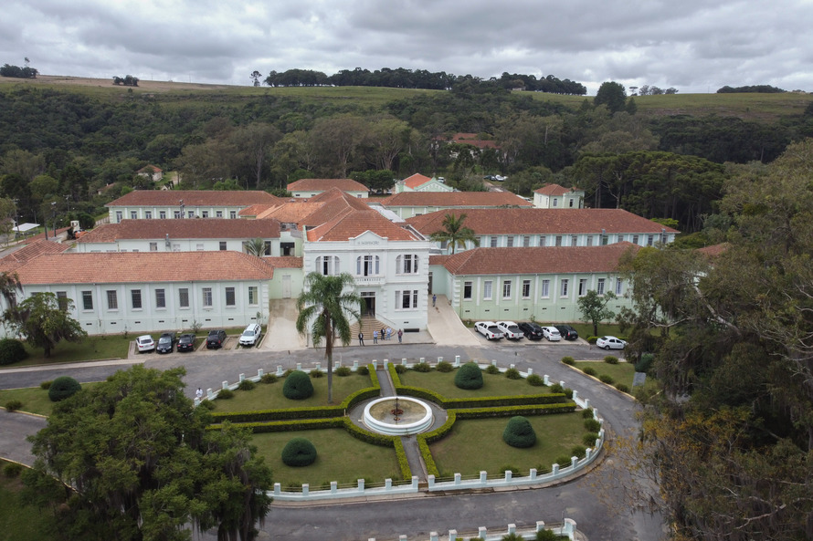 O governador Carlos Massa Ratinho Junior visita nesta quarta-feira (14) o Hospital Regional São Sebastião, na Lapa. A Secretaria de Estado da Saúde disponibiliza seis leitos de UTI no hospital. A unidade já conta com 40 leitos de enfermaria na estratégia de combate à Covid-19.