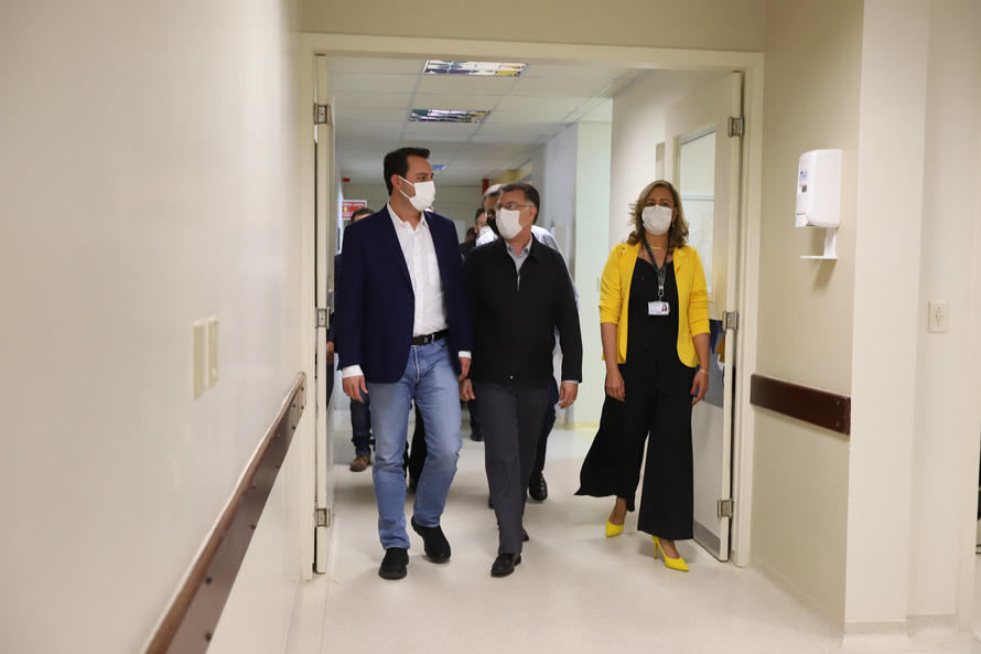O governador Carlos Massa Ratinho Junior visita nesta quarta-feira (14) o Hospital Regional São Sebastião, na Lapa. A Secretaria de Estado da Saúde disponibiliza seis leitos de UTI no hospital. A unidade já conta com 40 leitos de enfermaria na estratégia de combate à Covid-19.
