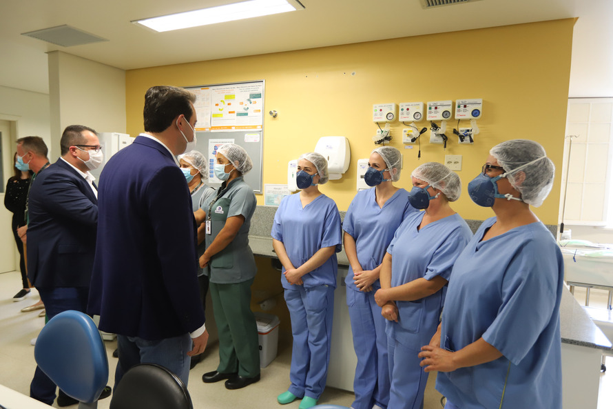 O governador Carlos Massa Ratinho Junior visita nesta quarta-feira (14) o Hospital Regional São Sebastião, na Lapa. A Secretaria de Estado da Saúde disponibiliza seis leitos de UTI no hospital. A unidade já conta com 40 leitos de enfermaria na estratégia de combate à Covid-19.