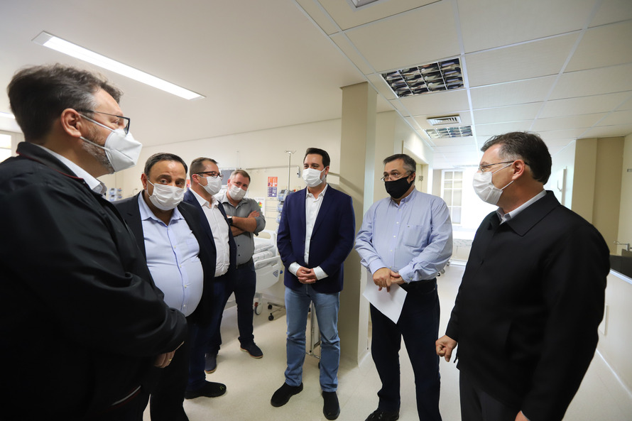 O governador Carlos Massa Ratinho Junior visita nesta quarta-feira (14) o Hospital Regional São Sebastião, na Lapa. A Secretaria de Estado da Saúde disponibiliza seis leitos de UTI no hospital. A unidade já conta com 40 leitos de enfermaria na estratégia de combate à Covid-19.