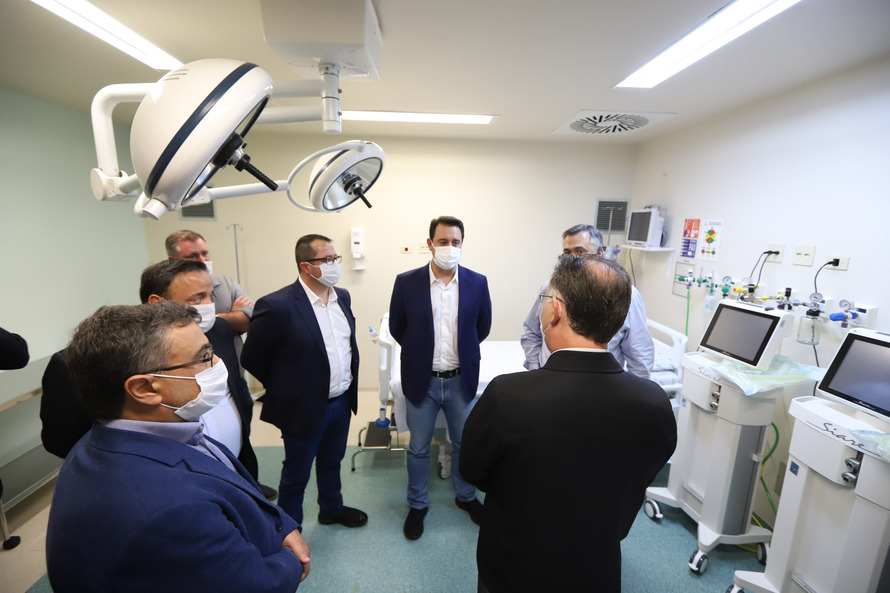 O governador Carlos Massa Ratinho Junior visita nesta quarta-feira (14) o Hospital Regional São Sebastião, na Lapa. A Secretaria de Estado da Saúde disponibiliza seis leitos de UTI no hospital. A unidade já conta com 40 leitos de enfermaria na estratégia de combate à Covid-19.