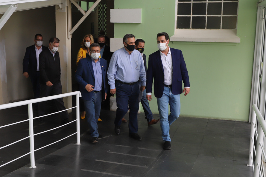 O governador Carlos Massa Ratinho Junior visita nesta quarta-feira (14) o Hospital Regional São Sebastião, na Lapa. A Secretaria de Estado da Saúde disponibiliza seis leitos de UTI no hospital. A unidade já conta com 40 leitos de enfermaria na estratégia de combate à Covid-19.