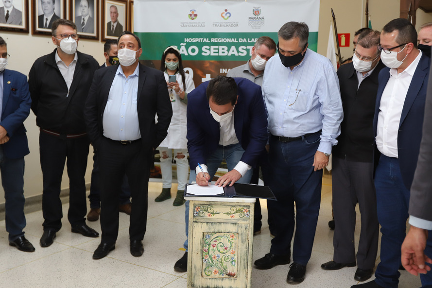 O governador Carlos Massa Ratinho Junior visita nesta quarta-feira (14) o Hospital Regional São Sebastião, na Lapa. A Secretaria de Estado da Saúde disponibiliza seis leitos de UTI no hospital. A unidade já conta com 40 leitos de enfermaria na estratégia de combate à Covid-19.
