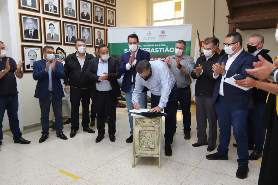 O governador Carlos Massa Ratinho Junior visita nesta quarta-feira (14) o Hospital Regional São Sebastião, na Lapa. A Secretaria de Estado da Saúde disponibiliza seis leitos de UTI no hospital. A unidade já conta com 40 leitos de enfermaria na estratégia de combate à Covid-19.