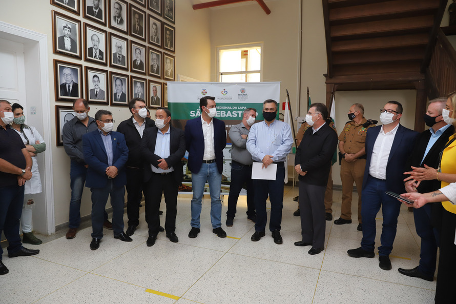 O governador Carlos Massa Ratinho Junior visita nesta quarta-feira (14) o Hospital Regional São Sebastião, na Lapa. A Secretaria de Estado da Saúde disponibiliza seis leitos de UTI no hospital. A unidade já conta com 40 leitos de enfermaria na estratégia de combate à Covid-19.