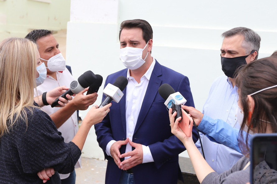 O governador Carlos Massa Ratinho Junior visita nesta quarta-feira (14) o Hospital Regional São Sebastião, na Lapa. A Secretaria de Estado da Saúde disponibiliza seis leitos de UTI no hospital. A unidade já conta com 40 leitos de enfermaria na estratégia de combate à Covid-19.