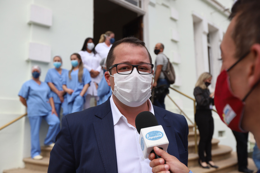 O governador Carlos Massa Ratinho Junior visita nesta quarta-feira (14) o Hospital Regional São Sebastião, na Lapa. A Secretaria de Estado da Saúde disponibiliza seis leitos de UTI no hospital. A unidade já conta com 40 leitos de enfermaria na estratégia de combate à Covid-19.
