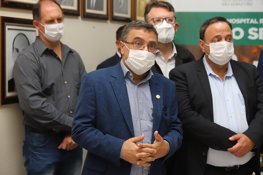 O governador Carlos Massa Ratinho Junior visita nesta quarta-feira (14) o Hospital Regional São Sebastião, na Lapa. A Secretaria de Estado da Saúde disponibiliza seis leitos de UTI no hospital. A unidade já conta com 40 leitos de enfermaria na estratégia de combate à Covid-19.