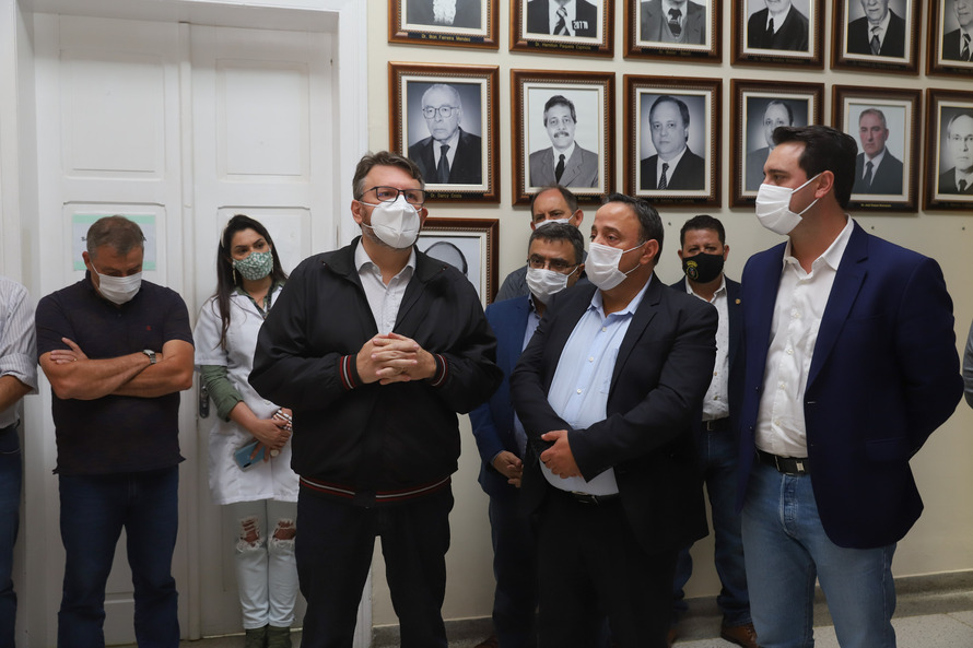 O governador Carlos Massa Ratinho Junior visita nesta quarta-feira (14) o Hospital Regional São Sebastião, na Lapa. A Secretaria de Estado da Saúde disponibiliza seis leitos de UTI no hospital. A unidade já conta com 40 leitos de enfermaria na estratégia de combate à Covid-19.