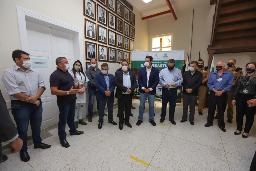 O governador Carlos Massa Ratinho Junior visita nesta quarta-feira (14) o Hospital Regional São Sebastião, na Lapa. A Secretaria de Estado da Saúde disponibiliza seis leitos de UTI no hospital. A unidade já conta com 40 leitos de enfermaria na estratégia de combate à Covid-19.