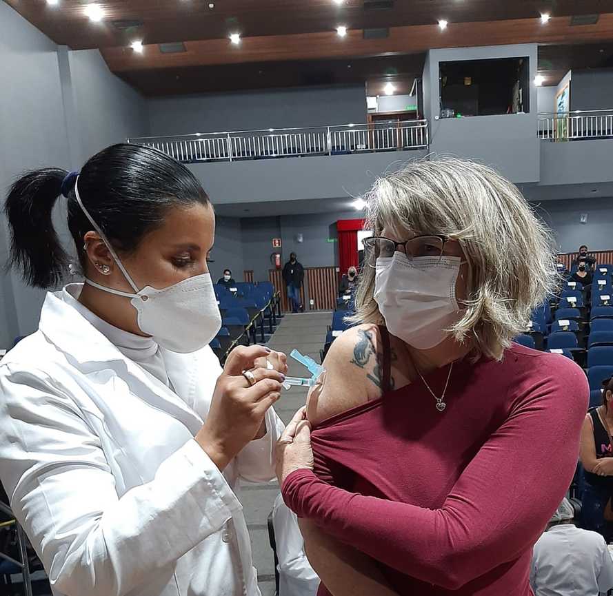 Paraná ultrapassa 1,4 mil trabalhadores da educação vacinados contra a Covid-19