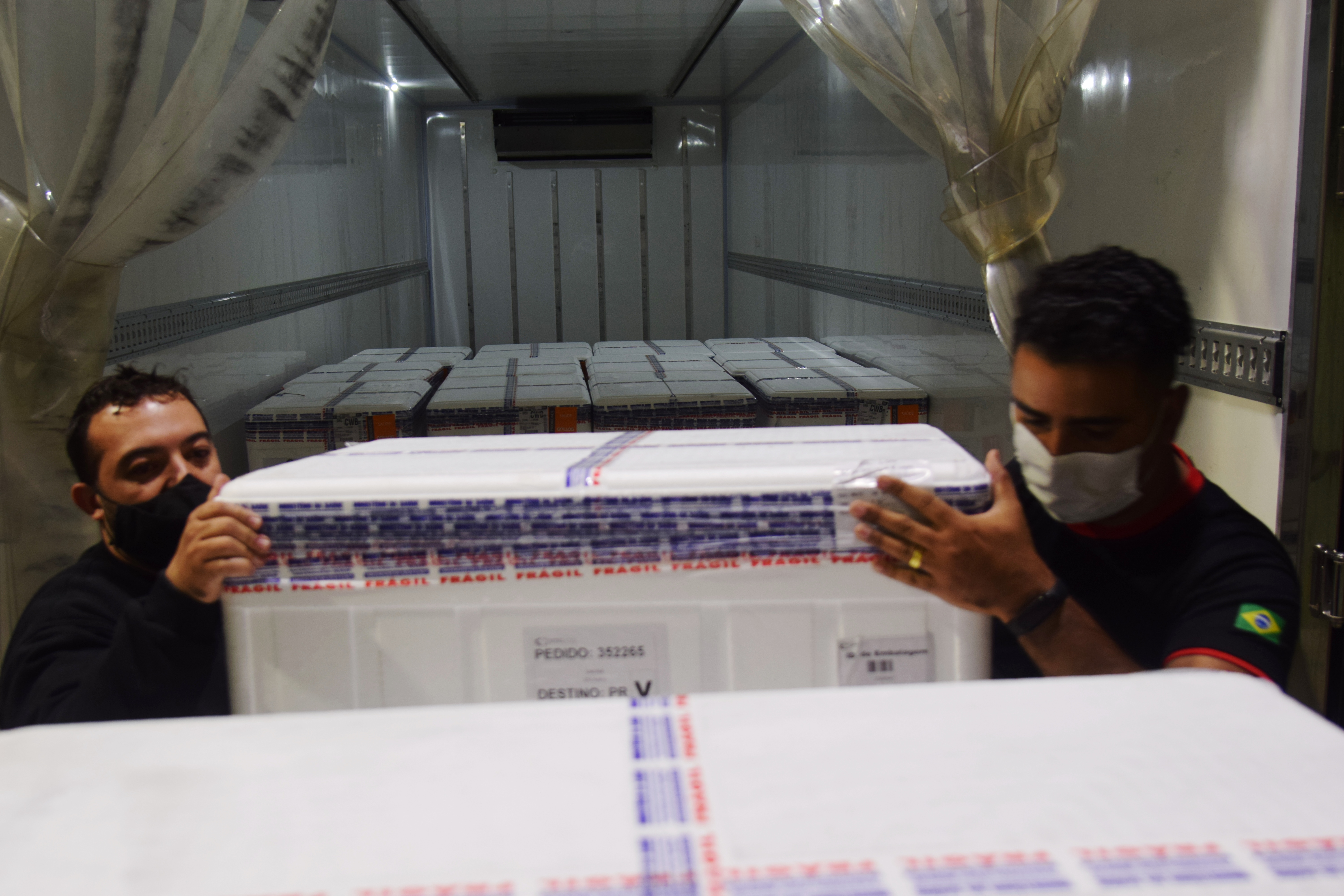 Desembarcam no Paraná 374,1 mil doses da vacina da AstraZeneca contra Covid-19