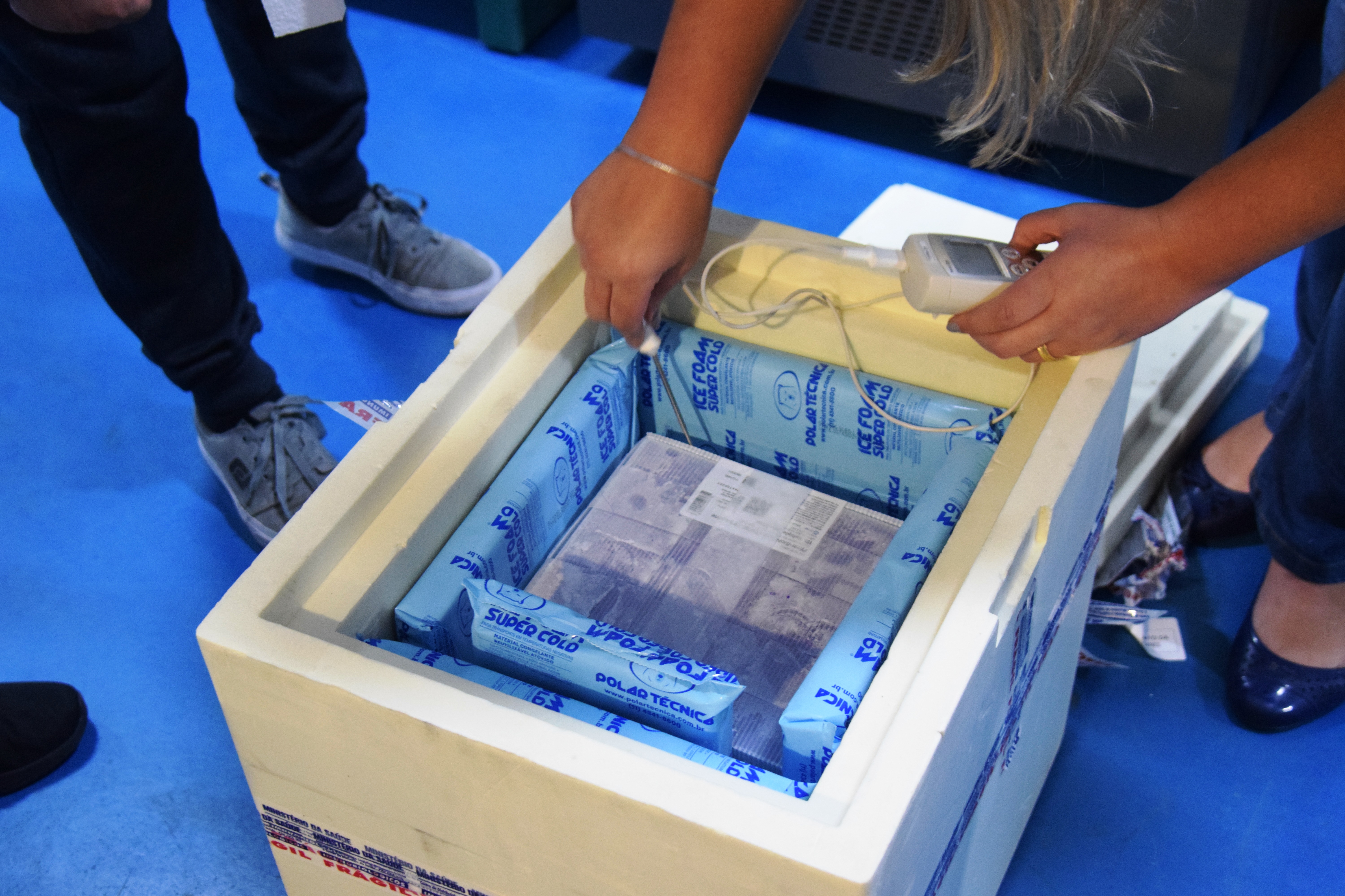 Mais uma leva de vacina Cominarty, produzida pela Pfizer/BioNTech, chegou ao Paraná nesta quinta-feira (3). O lote de 37.440 doses foi recebido às 13h20 no Aeroporto Internacional Afonso Pena, em São José dos Pinhais, na Região Metropolitana de Curitiba, e seguiu para conferência no Centro de Medicamentos do Paraná (Cemepar), onde chegou às 13h50. - Curitiba, 03/06/2021