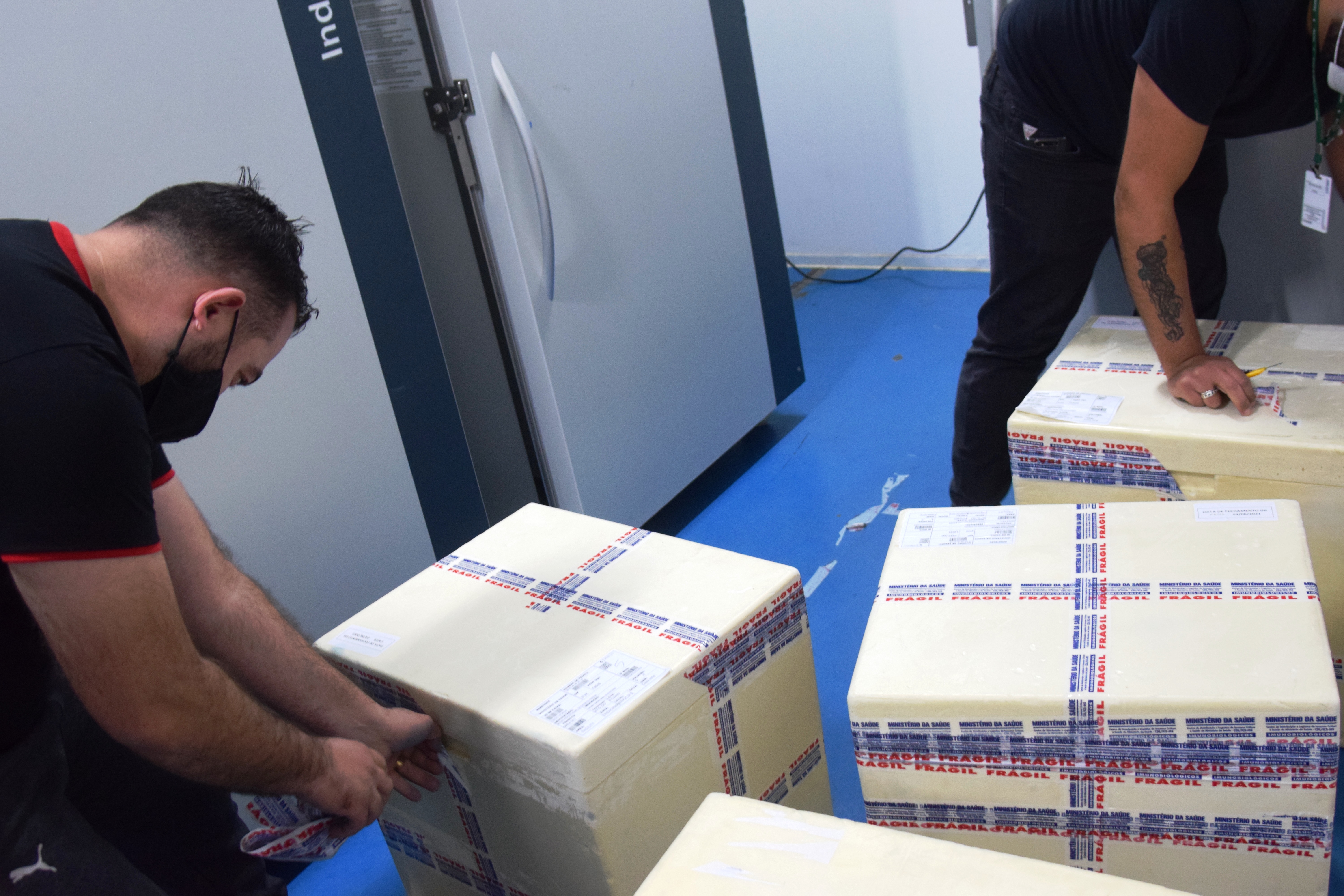 Mais uma leva de vacina Cominarty, produzida pela Pfizer/BioNTech, chegou ao Paraná nesta quinta-feira (3). O lote de 37.440 doses foi recebido às 13h20 no Aeroporto Internacional Afonso Pena, em São José dos Pinhais, na Região Metropolitana de Curitiba, e seguiu para conferência no Centro de Medicamentos do Paraná (Cemepar), onde chegou às 13h50. - Curitiba, 03/06/2021