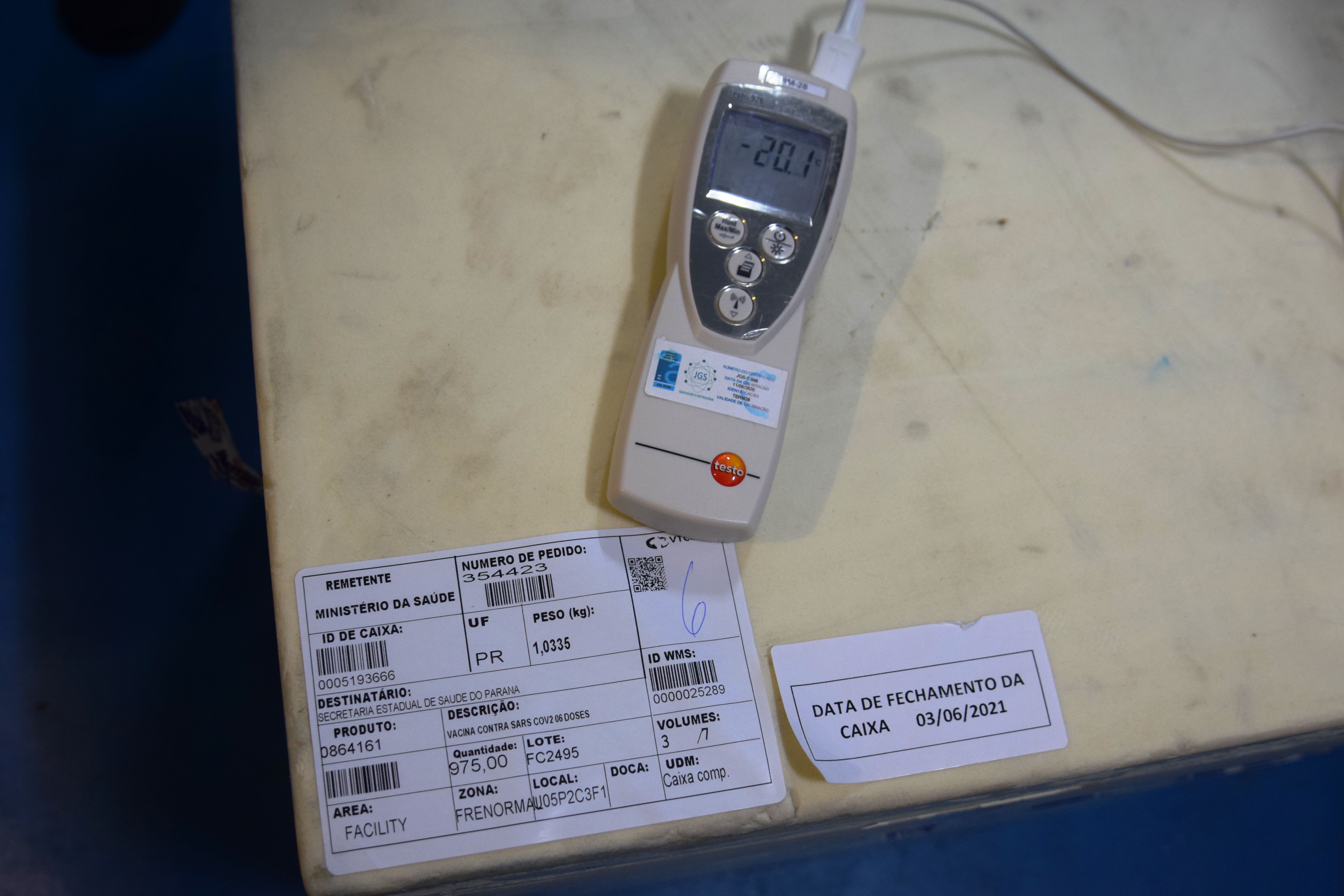 Mais uma leva de vacina Cominarty, produzida pela Pfizer/BioNTech, chegou ao Paraná nesta quinta-feira (3). O lote de 37.440 doses foi recebido às 13h20 no Aeroporto Internacional Afonso Pena, em São José dos Pinhais, na Região Metropolitana de Curitiba, e seguiu para conferência no Centro de Medicamentos do Paraná (Cemepar), onde chegou às 13h50. - Curitiba, 03/06/2021