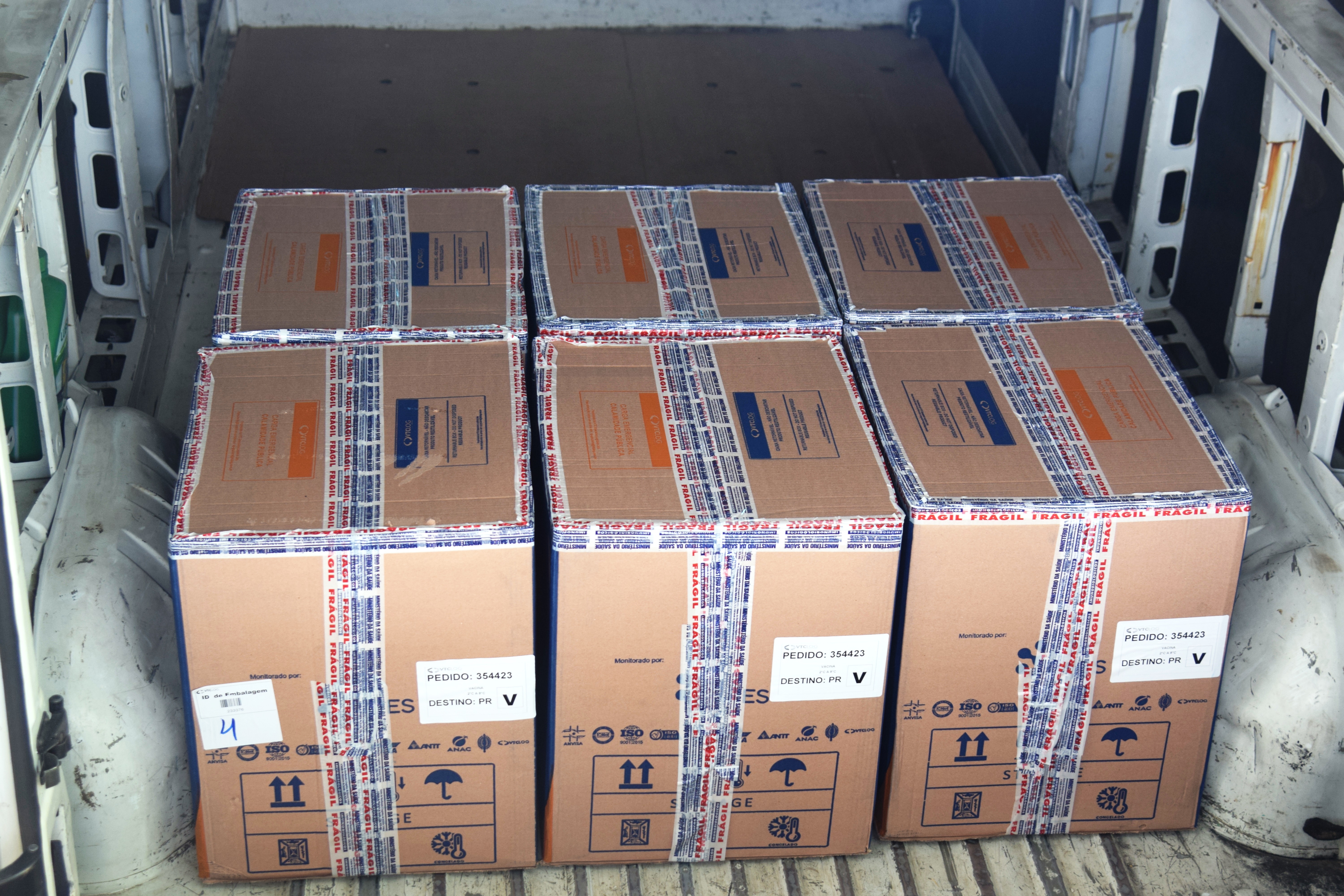 Mais uma leva de vacina Cominarty, produzida pela Pfizer/BioNTech, chegou ao Paraná nesta quinta-feira (3). O lote de 37.440 doses foi recebido às 13h20 no Aeroporto Internacional Afonso Pena, em São José dos Pinhais, na Região Metropolitana de Curitiba, e seguiu para conferência no Centro de Medicamentos do Paraná (Cemepar), onde chegou às 13h50. - Curitiba, 03/06/2021