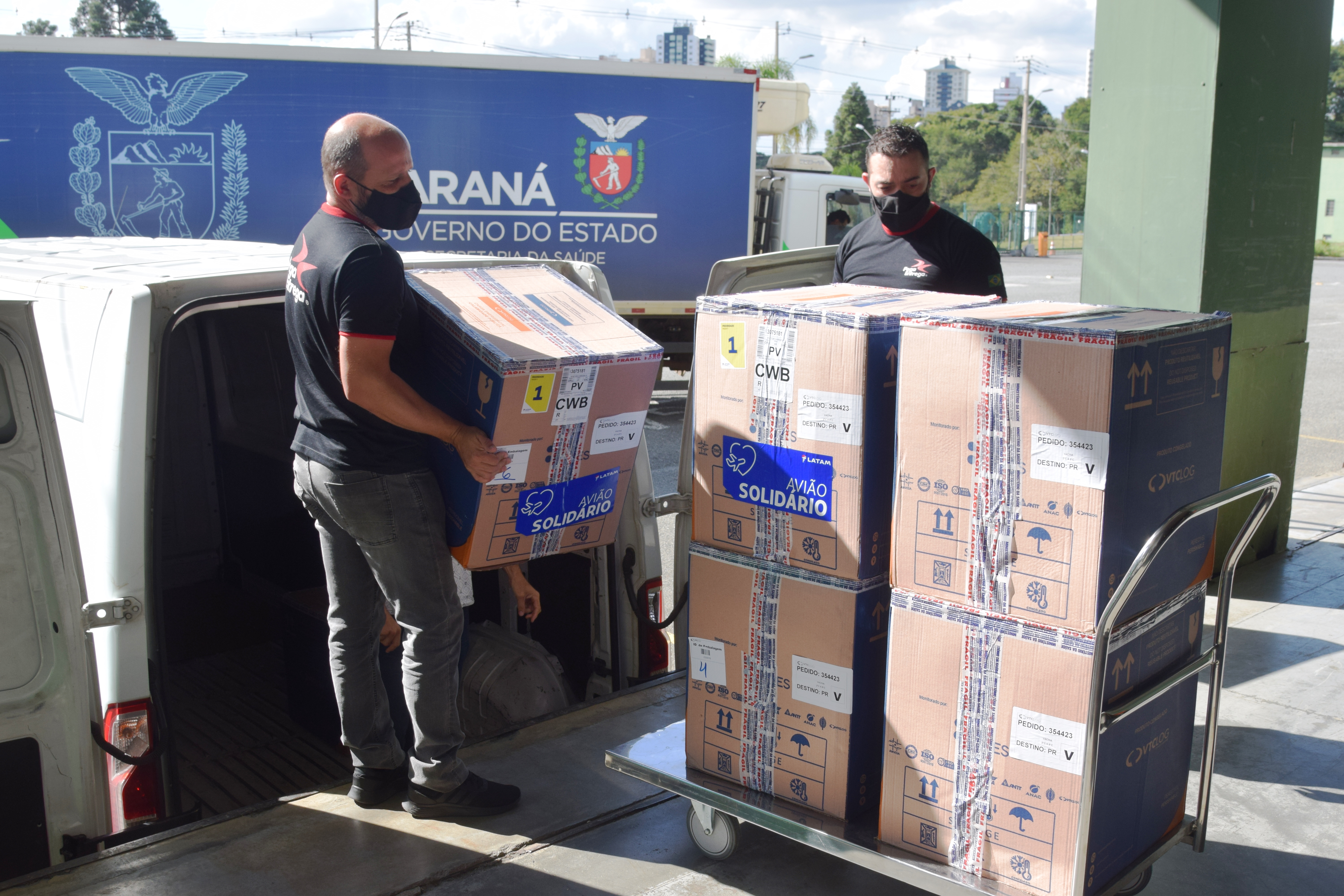 Mais uma leva de vacina Cominarty, produzida pela Pfizer/BioNTech, chegou ao Paraná nesta quinta-feira (3). O lote de 37.440 doses foi recebido às 13h20 no Aeroporto Internacional Afonso Pena, em São José dos Pinhais, na Região Metropolitana de Curitiba, e seguiu para conferência no Centro de Medicamentos do Paraná (Cemepar), onde chegou às 13h50. - Curitiba, 03/06/2021
