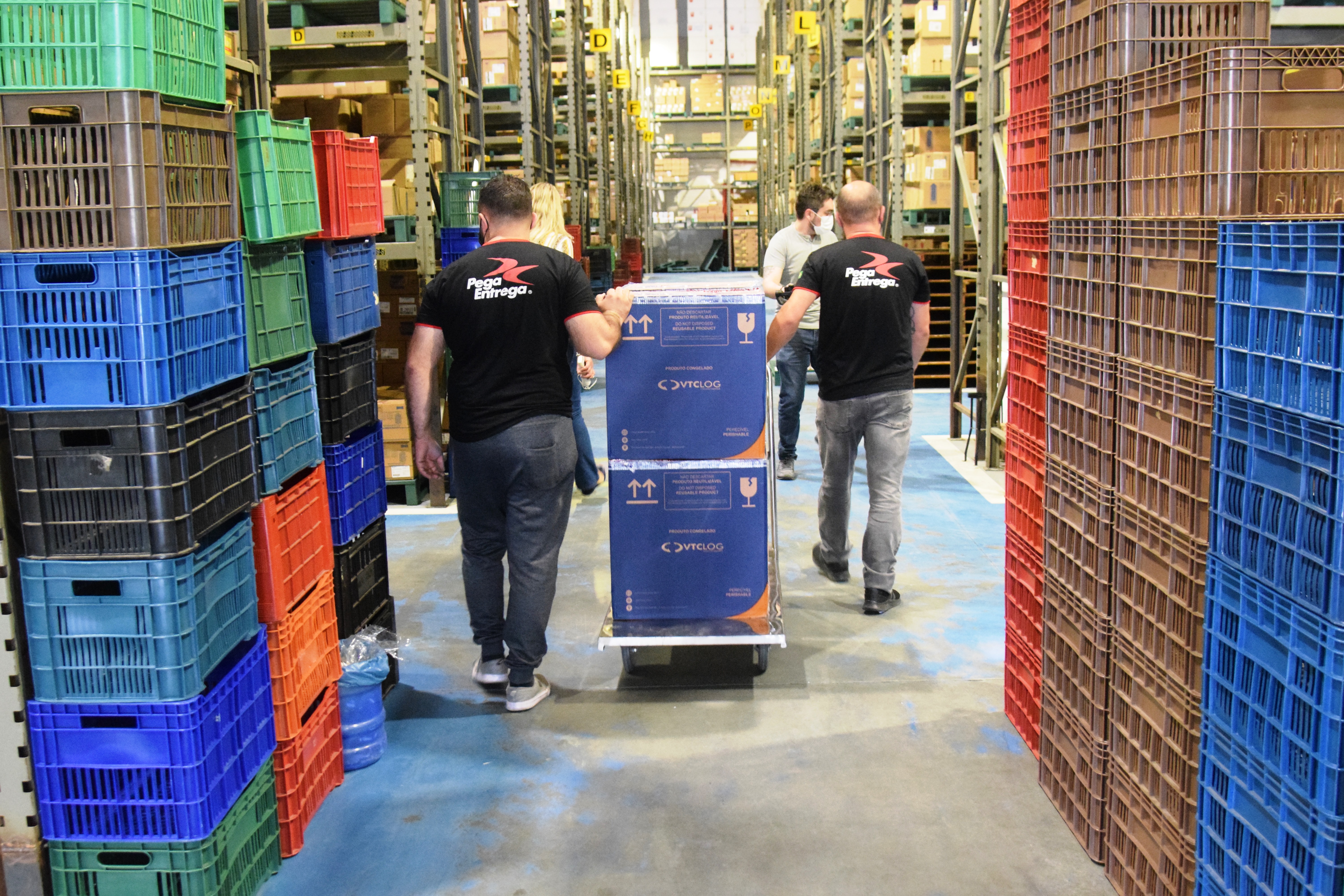 Mais uma leva de vacina Cominarty, produzida pela Pfizer/BioNTech, chegou ao Paraná nesta quinta-feira (3). O lote de 37.440 doses foi recebido às 13h20 no Aeroporto Internacional Afonso Pena, em São José dos Pinhais, na Região Metropolitana de Curitiba, e seguiu para conferência no Centro de Medicamentos do Paraná (Cemepar), onde chegou às 13h50. - Curitiba, 03/06/2021