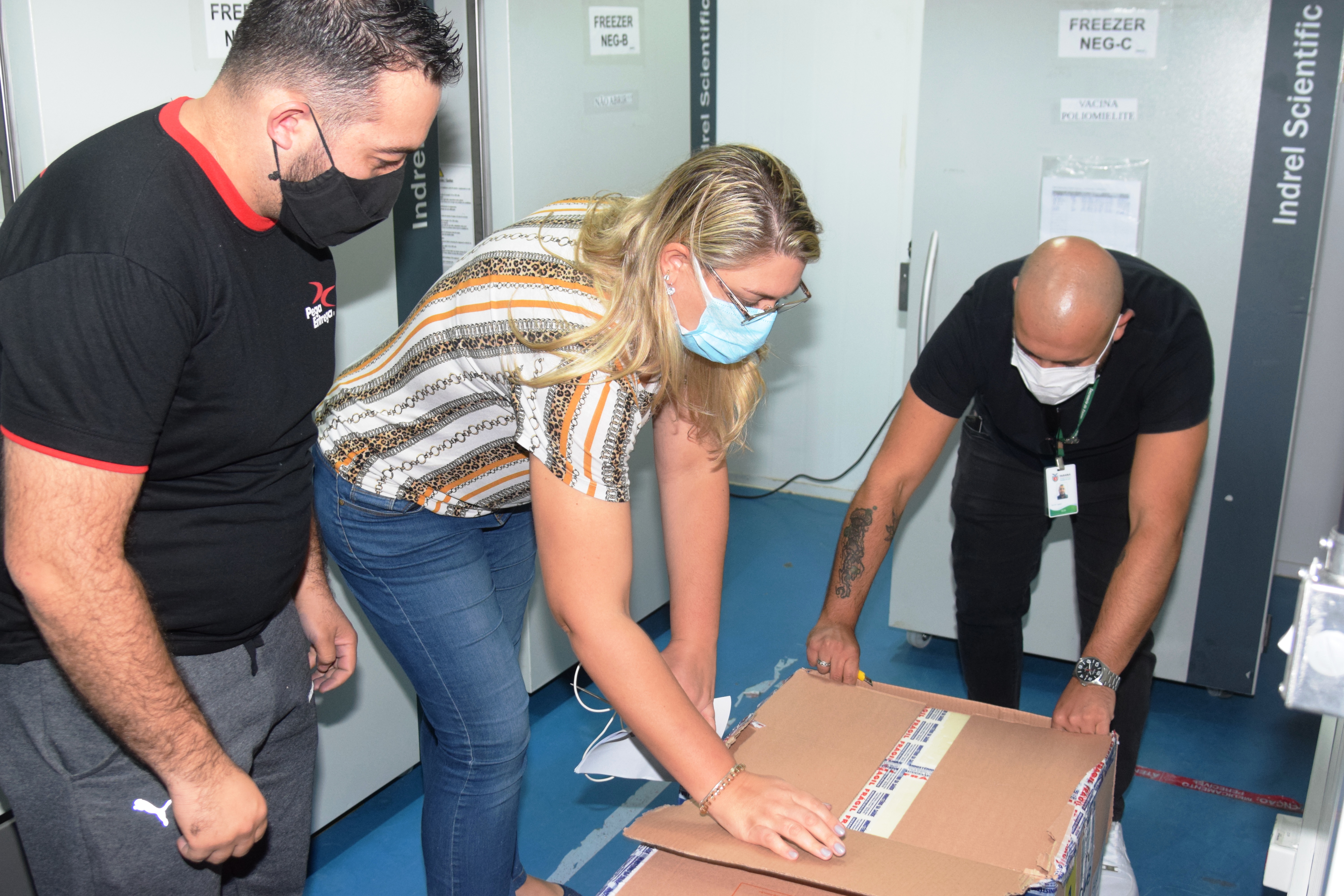 Mais uma leva de vacina Cominarty, produzida pela Pfizer/BioNTech, chegou ao Paraná nesta quinta-feira (3). O lote de 37.440 doses foi recebido às 13h20 no Aeroporto Internacional Afonso Pena, em São José dos Pinhais, na Região Metropolitana de Curitiba, e seguiu para conferência no Centro de Medicamentos do Paraná (Cemepar), onde chegou às 13h50. - Curitiba, 03/06/2021