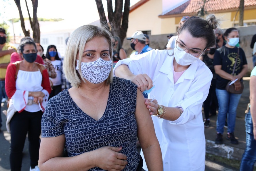 Três em cada quatro municípios vacinam a faixa dos 40 anos; 67 já venceram essa barreira