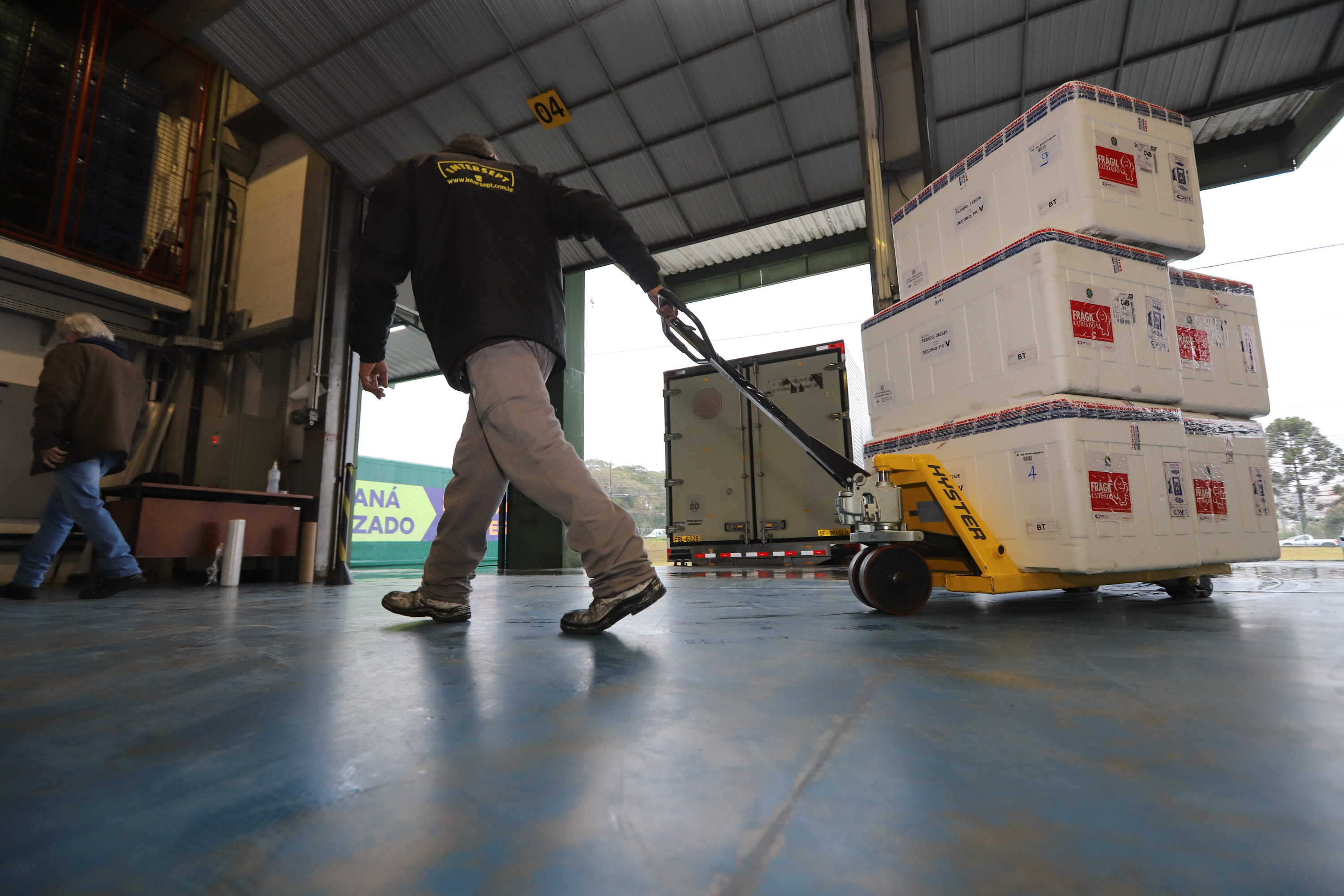 Paraná recebe mais 191,4 mil vacinas contra a Covid-19; distribuição começa no sábado