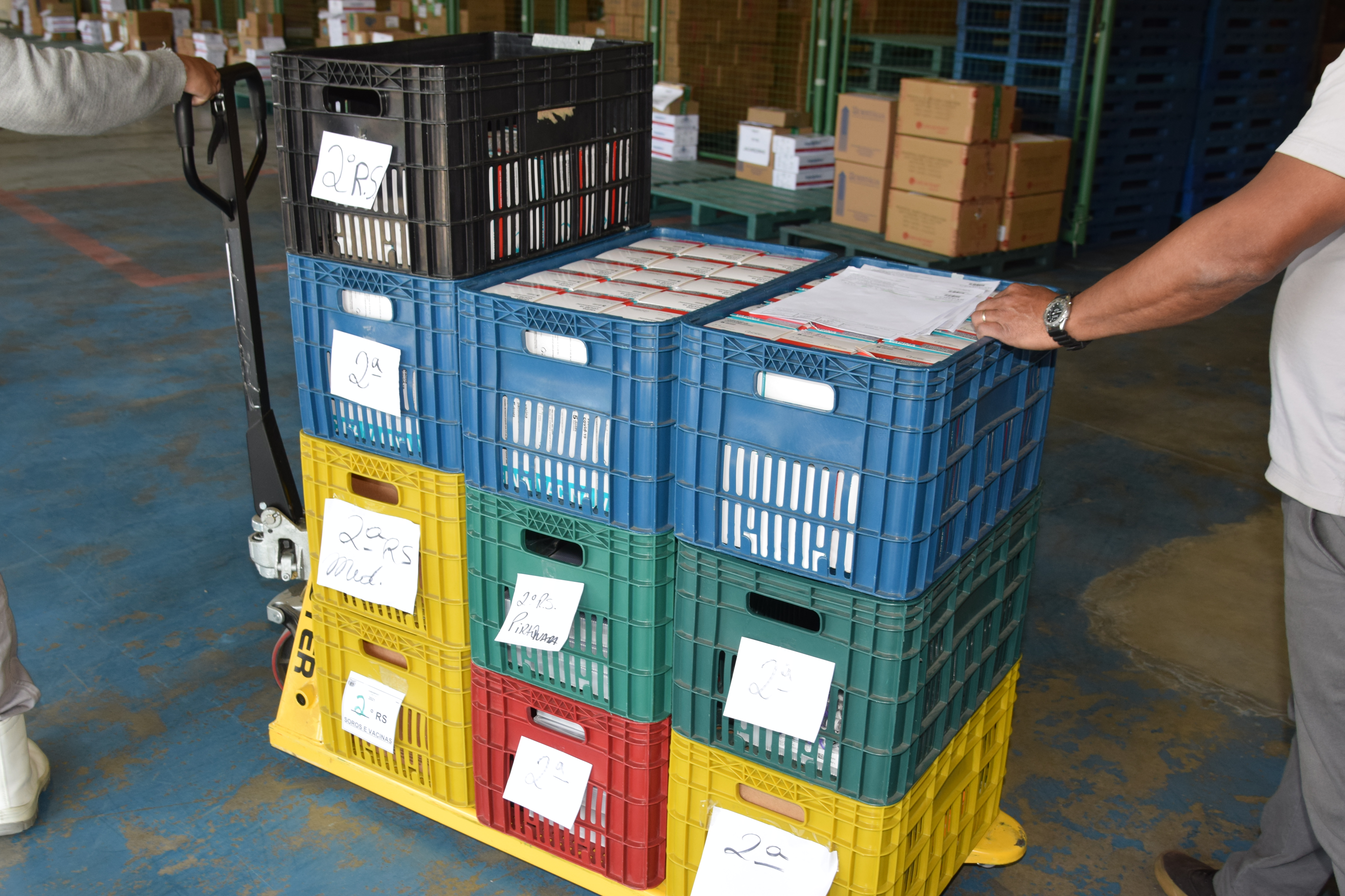 Estado distribui 445.388 vacinas contra a Covid-19 e 49.750 medicamentos para intubação; veja divisão