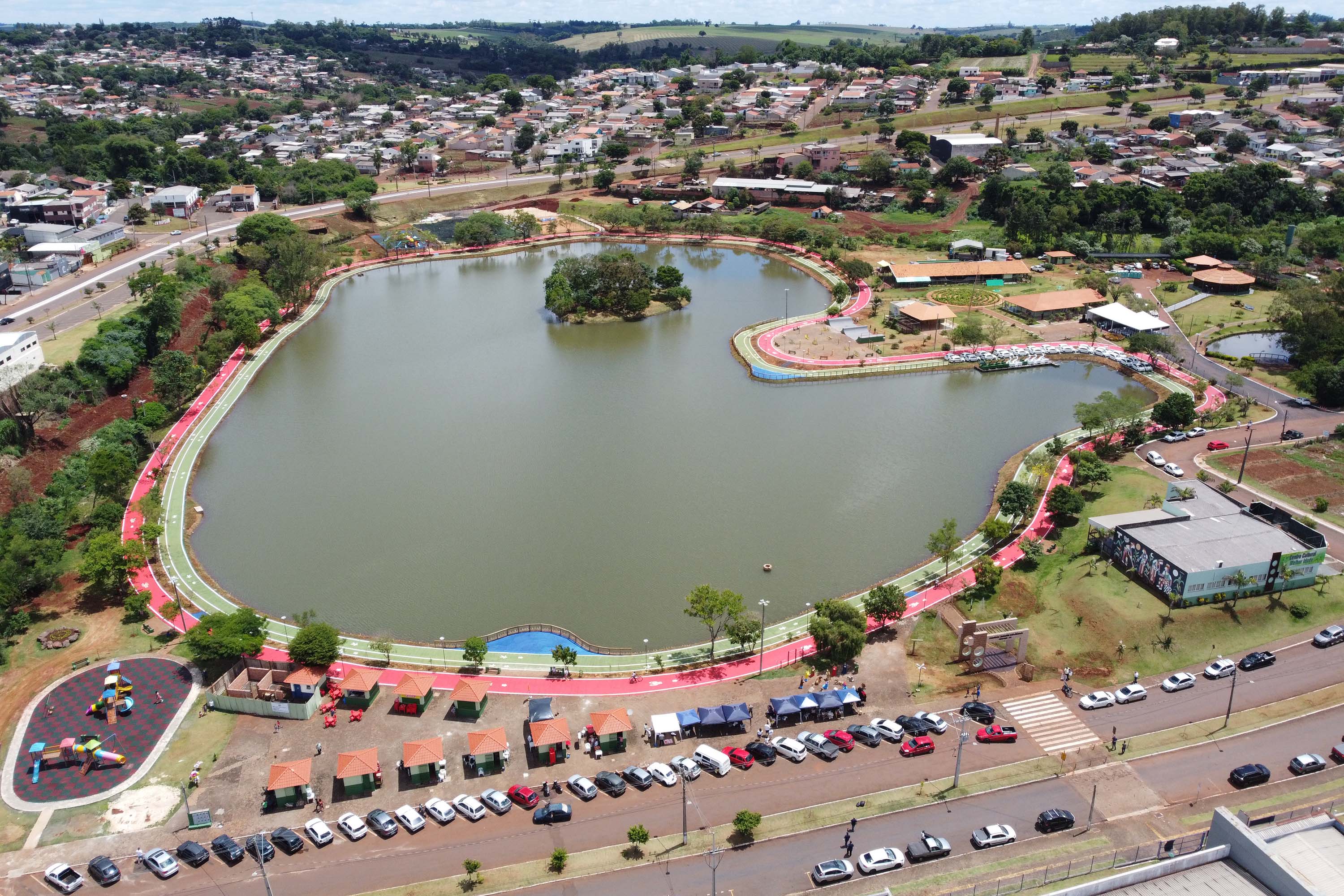 Nos 60 anos de Ivaiporã, governador confirma R$ 36,1 milhões ao município e entrega 26 veículos para a saúde da família