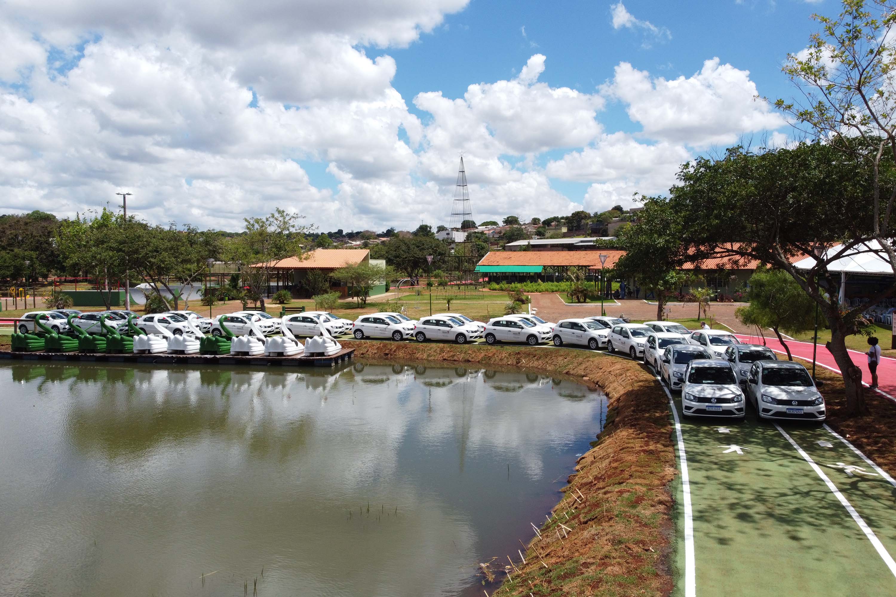 Nos 60 anos de Ivaiporã, governador confirma R$ 36,1 milhões ao município e entrega 26 veículos para a saúde da família