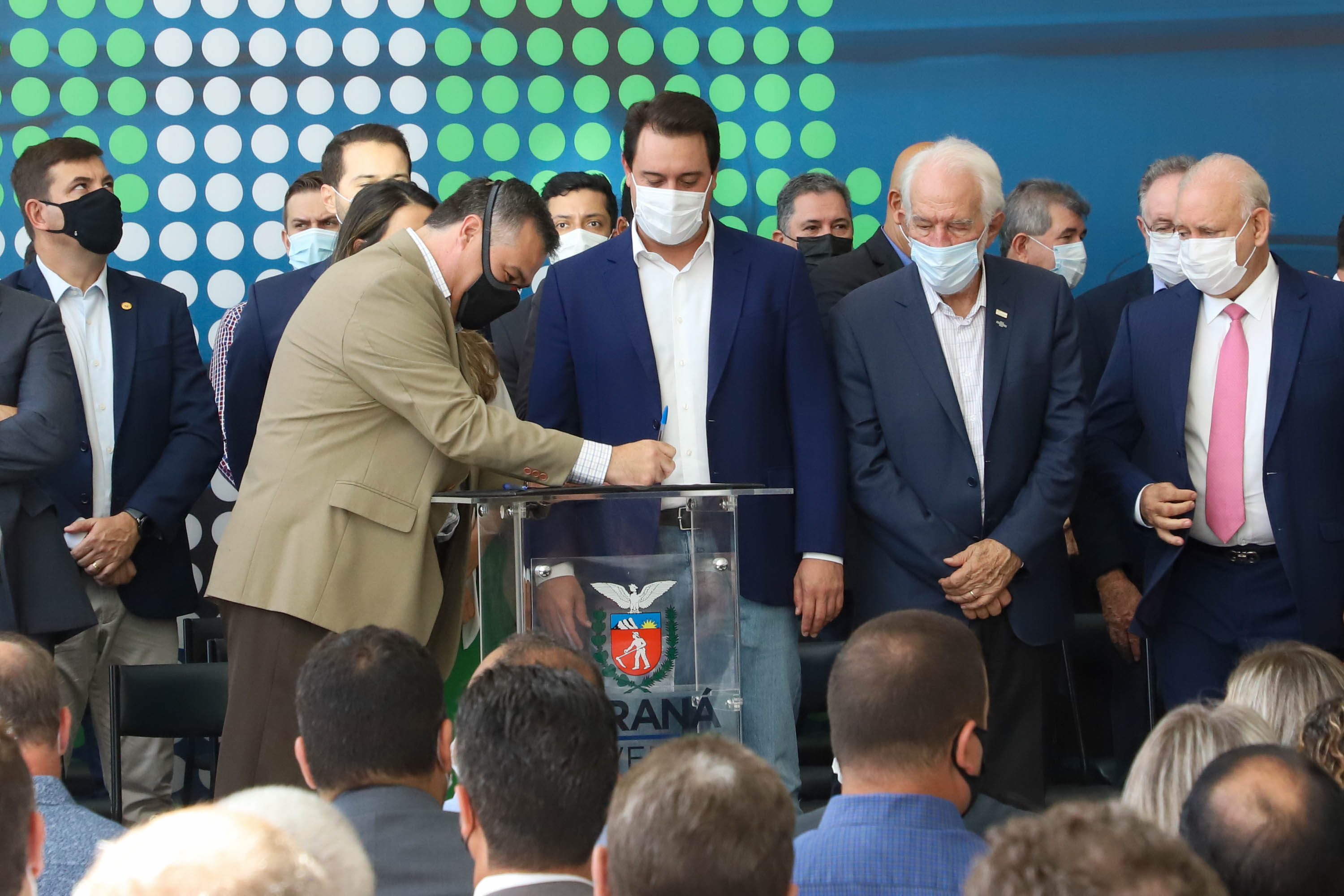 Investimento recorde na saúde pública do Paraná prevê mais de 300 obras e 744 novos veículos