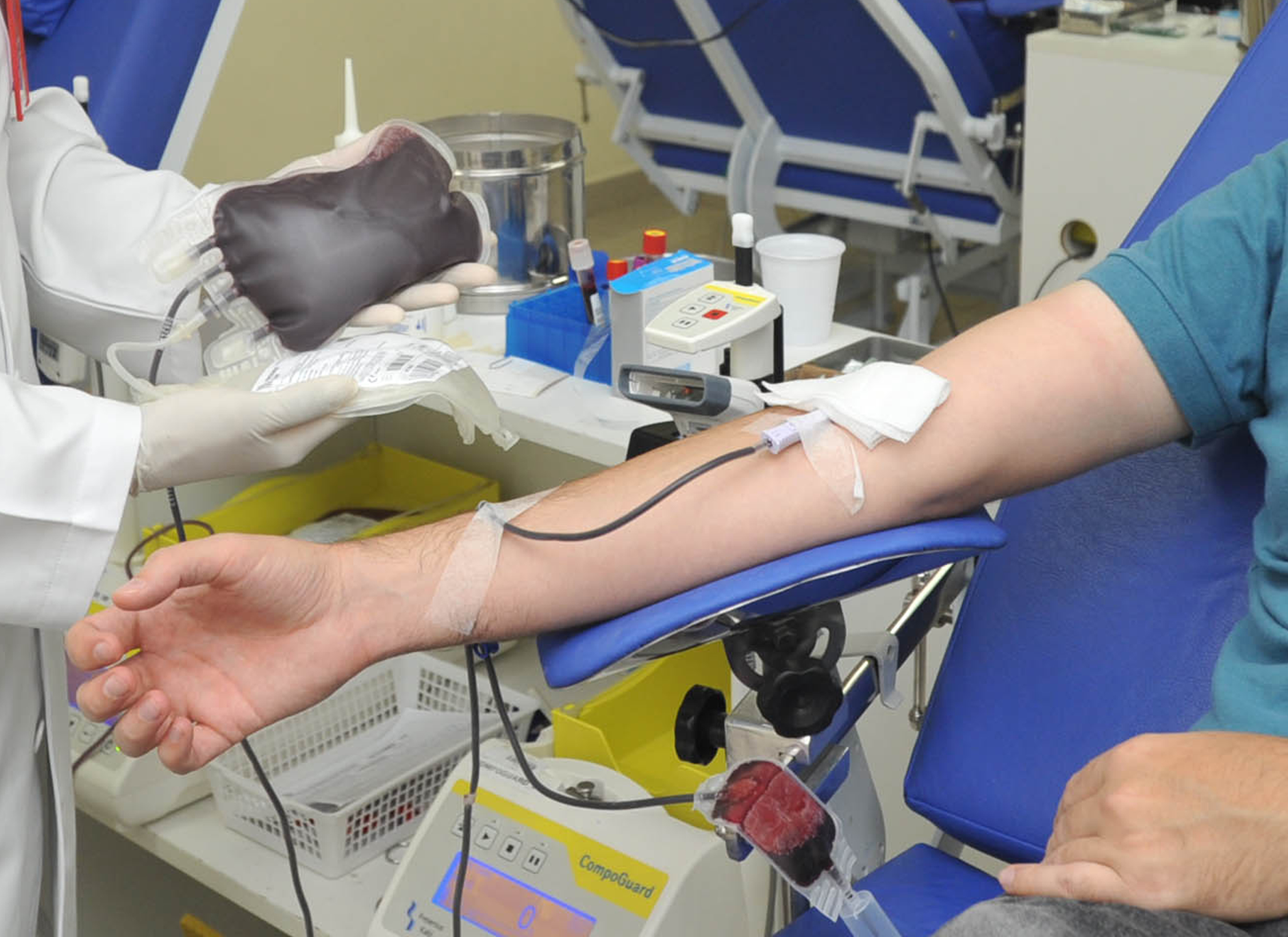 Doação de sangue mulher doa plasma sanguíneo evento de caridade