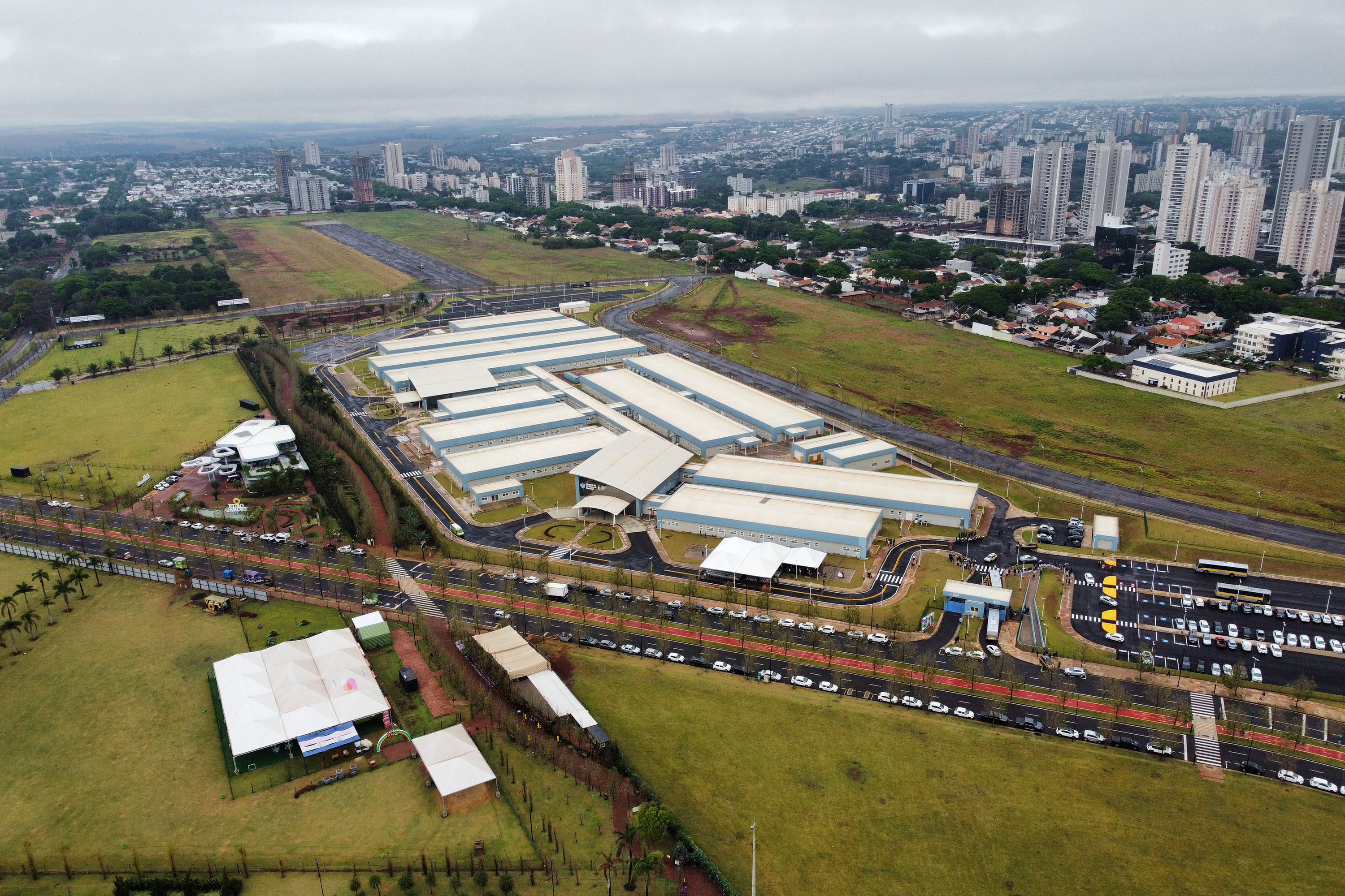 Megaestrutura: governador inaugura Hospital da Criança de Maringá