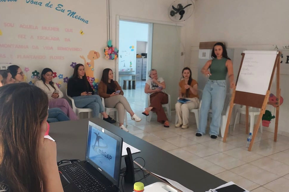 Equipe da APS de Teixeira Soares durante qualificação do treinamento para uso do Manual de Intervenções mhGAP (MI-mhGAP)