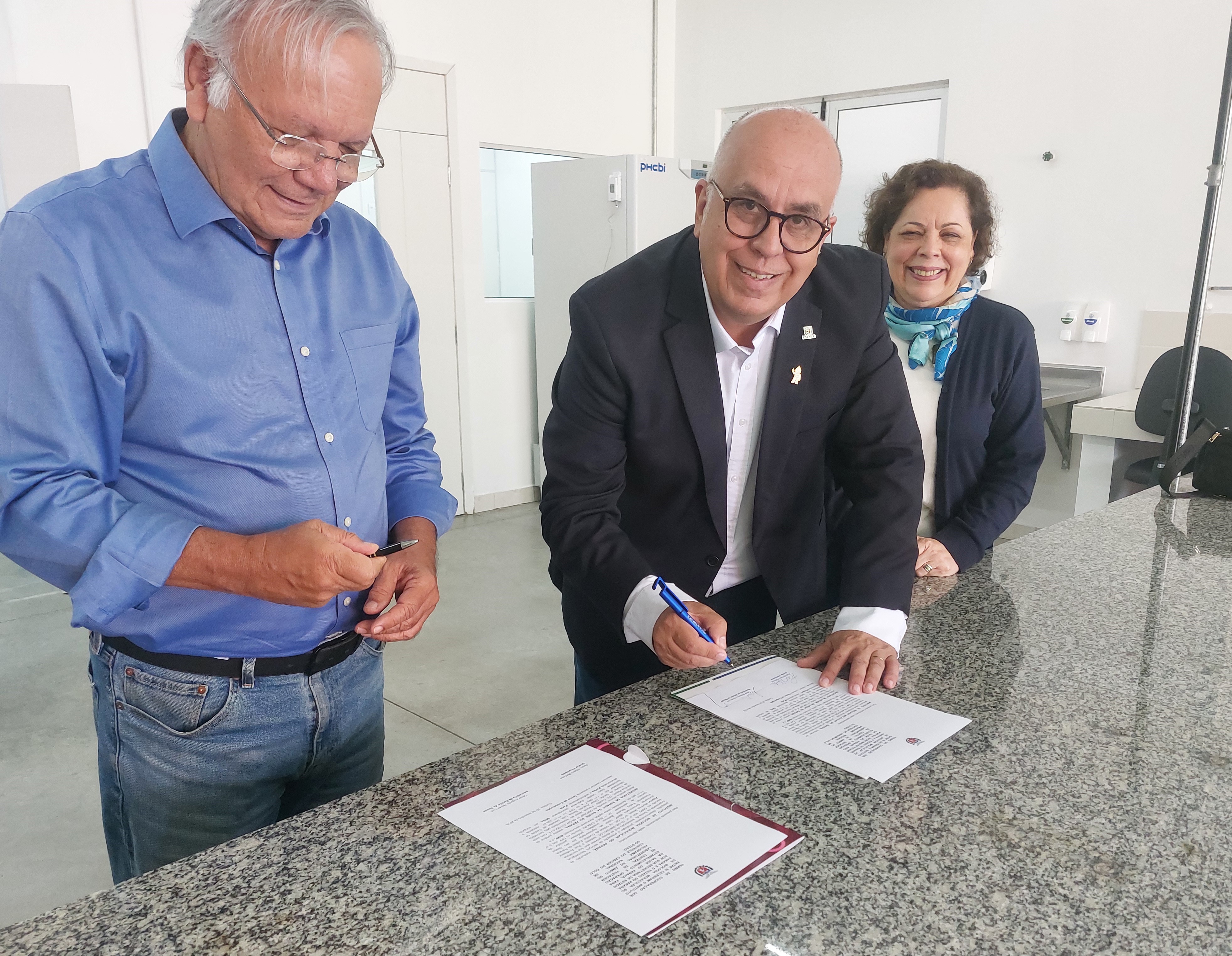 Outubro Rosa é marcado pela distribuição de 300 mil testes de DNA-HPV no Paraná