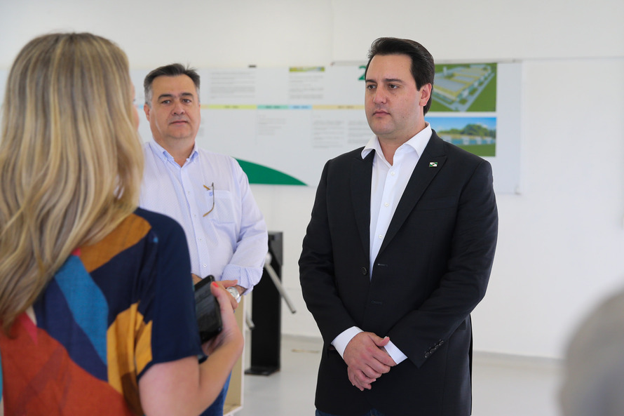 O Governador Carlos Massa Ratinho Junior em visita nesta quarta-feira (01/04), ao Laboratório Central do Estado - LACEN  acompanhado do secretario de Estado da Saúde, Beto Preto.  Curitiba, 01/04/2020 - Foto: Geraldo Bubniak/AEN