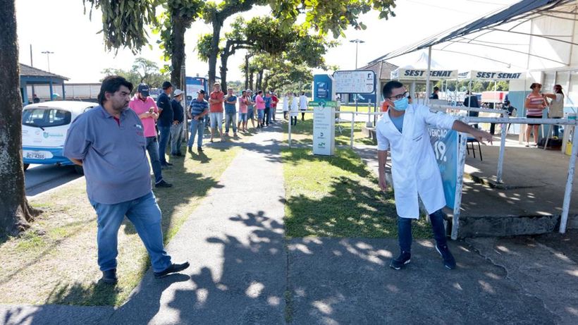 Caminhoneiros recebem  vacina contra a gripe no Porto de Paranaguá
