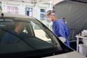 Exame sendo coletado dentro do carro da pessoa