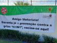 Caminhoneiros recebem vacina da gripe no pólo distribuição de combustível