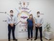 Caminhoneiros recebem vacina da gripe no pólo distribuição de combustível