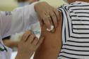 Em ritmo acelerado no processo de aplicação da vacina contra a Covid-19, 63 municípios do Paraná já começaram a imunizar pessoas a partir de 60 anos. Foto: Gilson Abreu/AEN