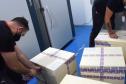 Mais uma leva de vacina Cominarty, produzida pela Pfizer/BioNTech, chegou ao Paraná nesta quinta-feira (3). O lote de 37.440 doses foi recebido às 13h20 no Aeroporto Internacional Afonso Pena, em São José dos Pinhais, na Região Metropolitana de Curitiba, e seguiu para conferência no Centro de Medicamentos do Paraná (Cemepar), onde chegou às 13h50. - Curitiba, 03/06/2021