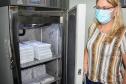 Mais uma leva de vacina Cominarty, produzida pela Pfizer/BioNTech, chegou ao Paraná nesta quinta-feira (3). O lote de 37.440 doses foi recebido às 13h20 no Aeroporto Internacional Afonso Pena, em São José dos Pinhais, na Região Metropolitana de Curitiba, e seguiu para conferência no Centro de Medicamentos do Paraná (Cemepar), onde chegou às 13h50. - Curitiba, 03/06/2021