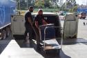 Mais uma leva de vacina Cominarty, produzida pela Pfizer/BioNTech, chegou ao Paraná nesta quinta-feira (3). O lote de 37.440 doses foi recebido às 13h20 no Aeroporto Internacional Afonso Pena, em São José dos Pinhais, na Região Metropolitana de Curitiba, e seguiu para conferência no Centro de Medicamentos do Paraná (Cemepar), onde chegou às 13h50. - Curitiba, 03/06/2021