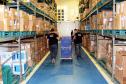 Mais uma leva de vacina Cominarty, produzida pela Pfizer/BioNTech, chegou ao Paraná nesta quinta-feira (3). O lote de 37.440 doses foi recebido às 13h20 no Aeroporto Internacional Afonso Pena, em São José dos Pinhais, na Região Metropolitana de Curitiba, e seguiu para conferência no Centro de Medicamentos do Paraná (Cemepar), onde chegou às 13h50. - Curitiba, 03/06/2021